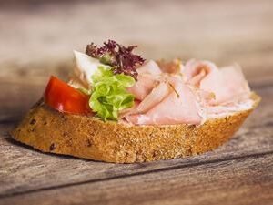 Chlebíček vícezrnný s pršutem, krémovým základem a zeleninou – luxusní občerstvení na cateringové akce