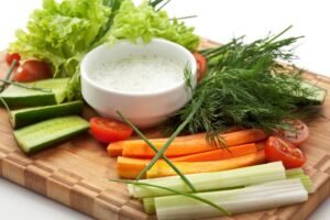 Zeleninové sticks s bylinkovým dipem – křupavé zeleninové tyčinky s bylinkovým dipem pro osvěžení
