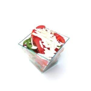 Salát s balkánským sýrem – čerstvý mix listových salátů s křupavou zeleninou a kousky balkánského sýra pro catering