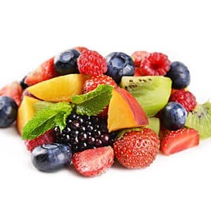 Ovocný salát mix 1 kg – čerstvá směs sezonního ovoce nakrájená na kousky pro vícebarevné osvěžení