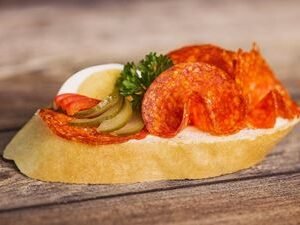 Chlebíček čabajkový s jemnou pomazánkou a zeleninou – pikantní občerstvení na cateringové akce