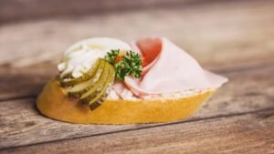 Chlebíček se šunkou nejvyšší jakosti, jemnou pomazánkou a zeleninou – klasické