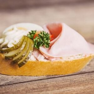 Chlebíček se šunkou nejvyšší jakosti, jemnou pomazánkou a zeleninou – klasické