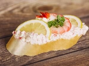 Chlebíček ala humr – čerstvý chlebíček s chuťově autentickým surimi „humrem“, krémovým dresinkem a čerstvým koprem
