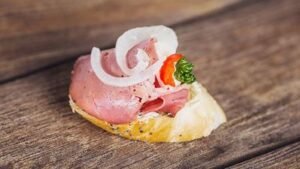 Kanapka s roastbeefem – otevřená bagetka s plátky roastbeefu, křenovým krémem a rukolou
