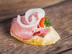 Kanapka s roastbeefem – otevřená bagetka s plátky roastbeefu, křenovým krémem a rukolou