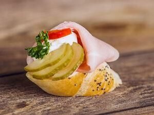 Kanapka šunková – otevřená bagetka s plátky kvalitní šunky, máslovým základem a čerstvou pažitkou