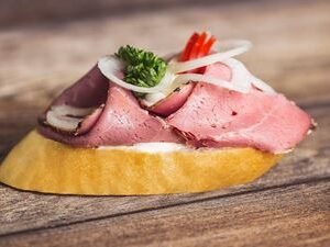 Chlebíček s roastbeefem – čerstvý chlebíček s plátky šťavnatého roastbeefu, křenovým dipem a rukolou