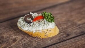 Kanapka s nivou – otevřená bagetka s plátky sýra Niva, medovo-ořechovou glazurou a čerstvou petrželkou
