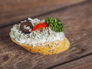 Kanapka s nivou – otevřená bagetka s plátky sýra Niva, medovo-ořechovou glazurou a čerstvou petrželkou