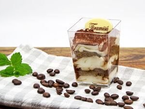 Tiramisu – vrstevnatý dezert z mascarpone, piškotů namočených v kávě a kakaovým posypem ve skleničce