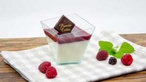 Panna Cotta lesní směs – krémová panna cotta podávaná s omáčkou z lesního ovoce ve skleničce