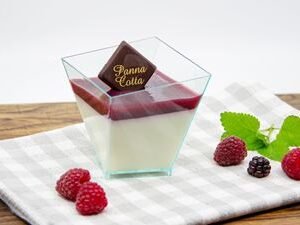 Panna Cotta lesní směs – krémová panna cotta podávaná s omáčkou z lesního ovoce ve skleničce