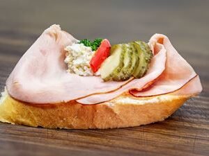 Chlebíček s moravským uzeným – svěží chlebíček s plátky moravského uzeného, pomazánkou a zeleninou