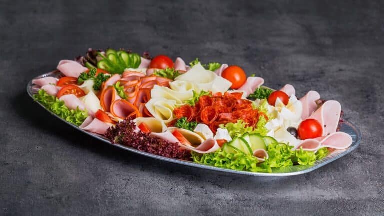 Obložená mísa mix 1200 g – bohatá studená mísa s výběrem uzenin, sýrů a zeleniny pro catering