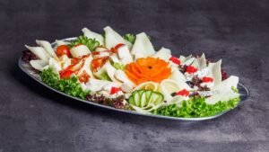 Sýrová mísa 800 g – vakuově balená mísa s výběrem tvrdých, polotvrdých a měkkých sýrů doplněná olivami a sušeným ovocem