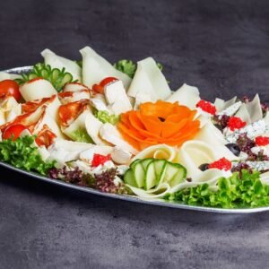 Sýrová mísa 800 g – vakuově balená mísa s výběrem tvrdých, polotvrdých a měkkých sýrů doplněná olivami a sušeným ovocem
